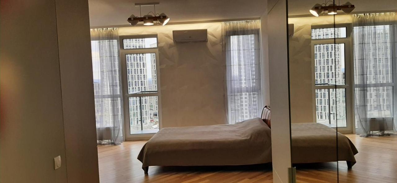 Новая Эко-Квартира У Метро Славутич Apartment Kiev Exterior foto